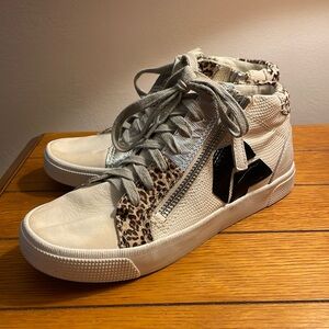 Women’s 8.5 tennis shoe